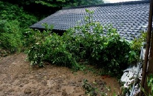 崖崩れ１２０ヵ所超 県内大雨被害