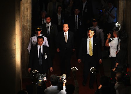 民主党代議士会を終えた野田首相