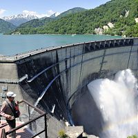 黒部ダムで恒例の「観光放水」始まる