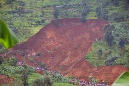 ウガンダで地滑り、数百人死亡か 三つの村が破壊