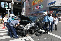 ワゴン車暴走:６人重軽傷 容疑者の関係先から注射器