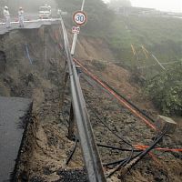 宇宙観測所で土砂崩れ ロケット打ち上げ延期も