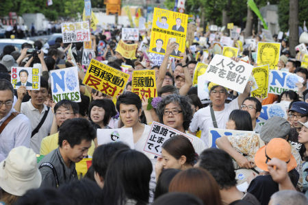 【大飯原発「再稼働反対」に数万人規模】市民ら官邸囲む 警視庁、最大の数百人を警備に