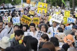 官邸周辺騒然！過去最大４万５０００人超「反原発デモ」