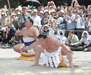 横綱白鵬が奉納土俵入り ６大関らと熱田神宮参拝