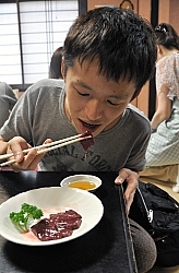 さようならレバ刺し 県内「食べ納め」盛況