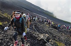 御来光に「感動」 富士山が山開き