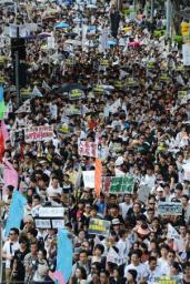 香港、返還15周年で大規模デモ 民主化後退を懸念