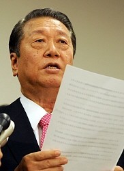 「増税の片棒担げない」 民主・石井氏が離党届、新党参加へ 茨城