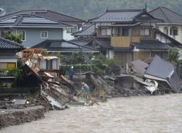 九州大雨、１人死亡１人不明 ４万８千人に一時避難指示