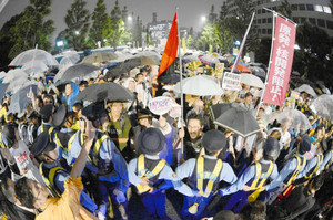 官邸前で反原発 雨中「あきらめない」