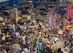 首相官邸周辺で原発再稼働反対の抗議活動（東京都）