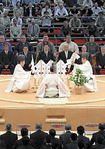 名古屋場所開幕を前に土俵祭り